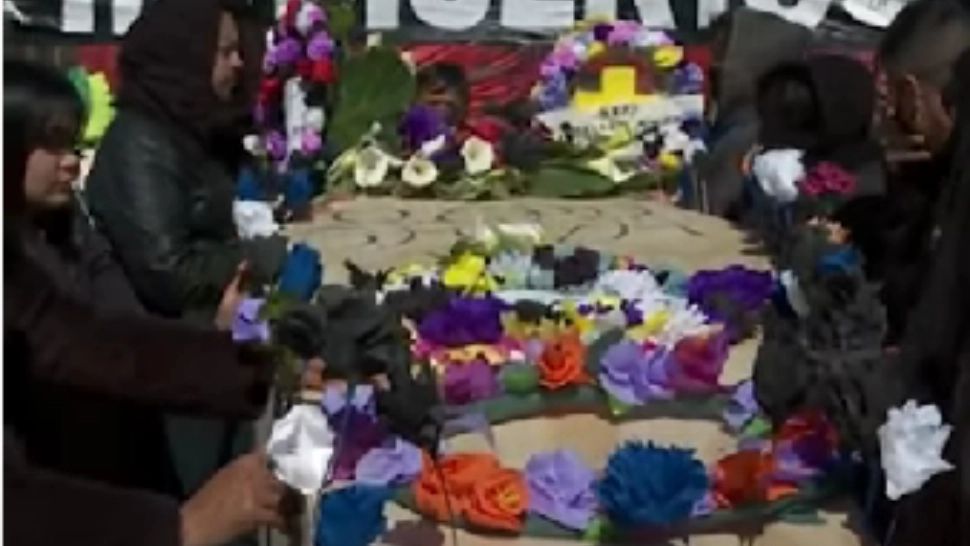 Slujbă de "înmormântare" a salariului: sute de oameni au ieșit în stradă, în Argentina