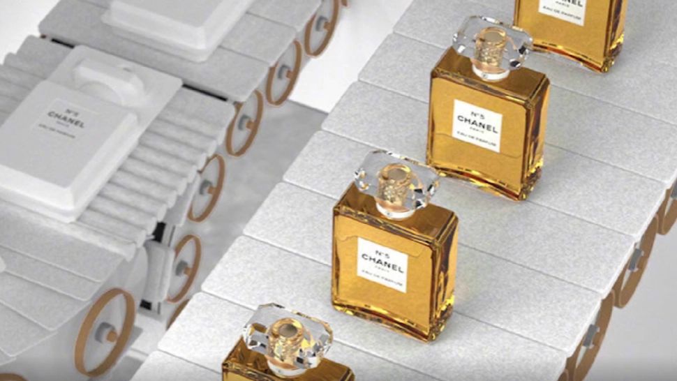 6 români au dat o spargere la fabrica de parfumuri Chanel din Paris! Ce au vrut să fure este HALUCINANT