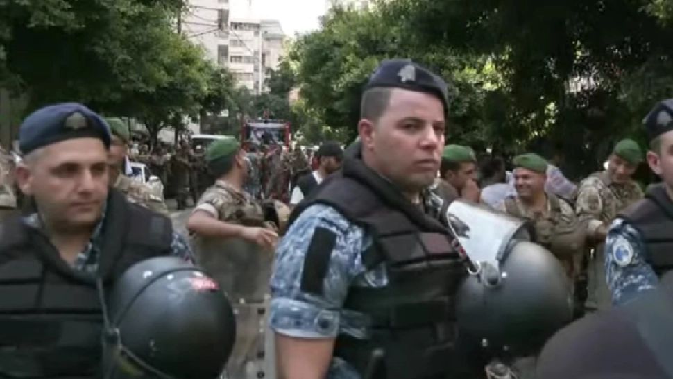 Angajații unei bănci din Beirut, luați OSTATICI și amenințați cu pistolul! Ce REVENDICĂRI are atacatorul - VIDEO
