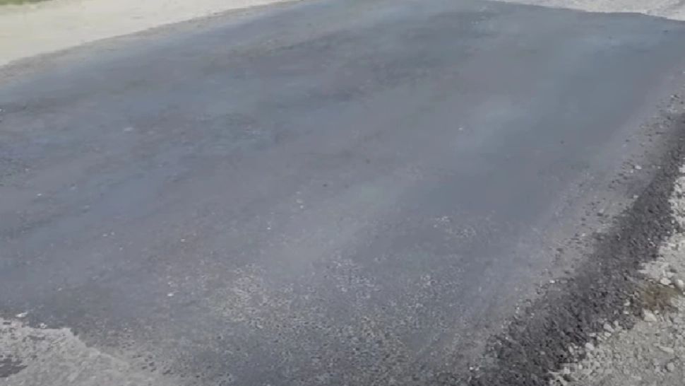 Sucevenii au asfaltat un drum pe banii lor. Acuzațiile aduse autorităților locale