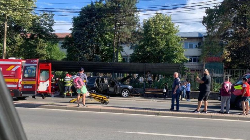O mașină a intrat în plin într-o stație de autobuz, în Baia Mare! Un copil de 13 ani, transportat la spital