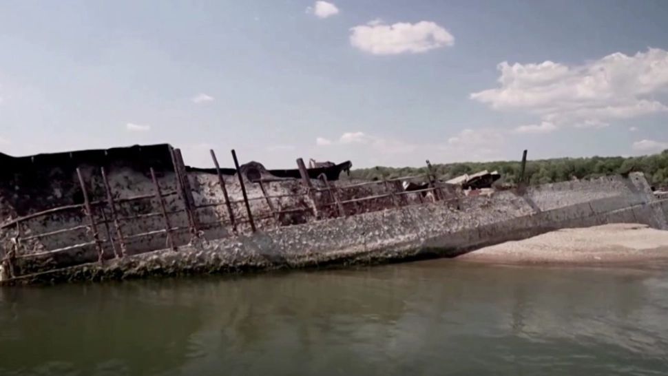 Epavele navelor germane din Al Doilea Război Mondial ies la iveală datorită nivelului scuz al Dunării. Navigația și pescuitul, afectate