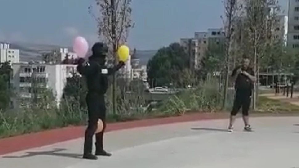 Demonstrație nereușită a jandarmilor clujeni: nu au nimerit niște baloane de la 4 metri! Imaginile au devenit virale