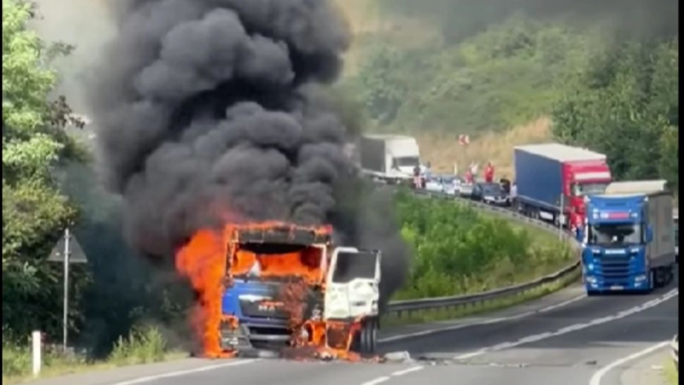 Camion în FLĂCĂRI, pe DN1! Șoferul a scăpat în ultimul moment - VIDEO 