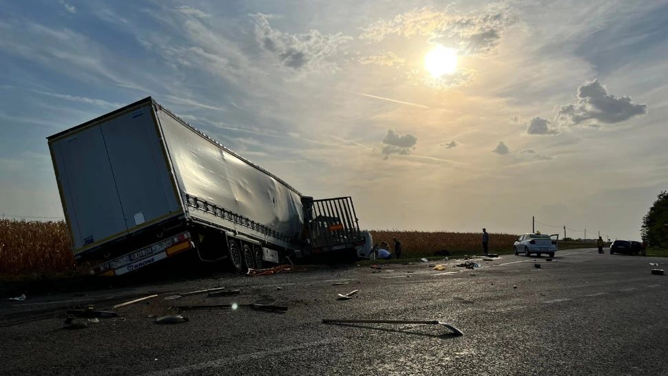 Accident între un TIR și o autoutilitară în Călărași. Un mort și 6 răniți - FOTO