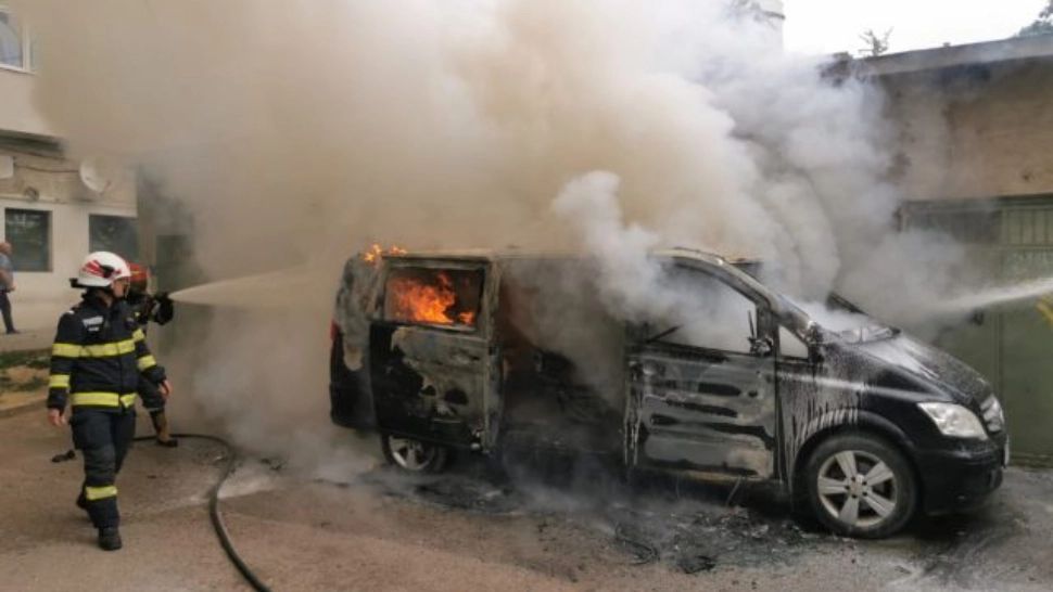 Un microbuz a ars ca o torță într-un incendiu, în Botoșani – Flăcările s-au extins – FOTO 
