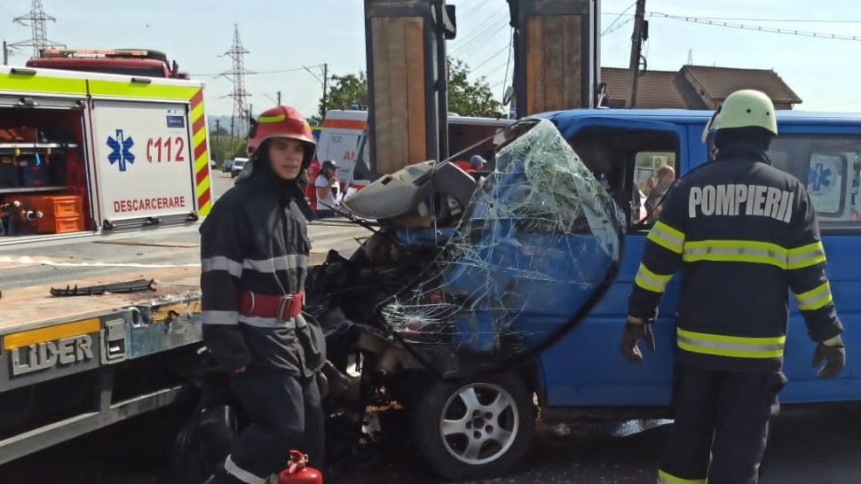 Bebeluș de 7 luni, doi copii și doi adulți, răniți într-un grav accident rutier -FOTO/VIDEO
