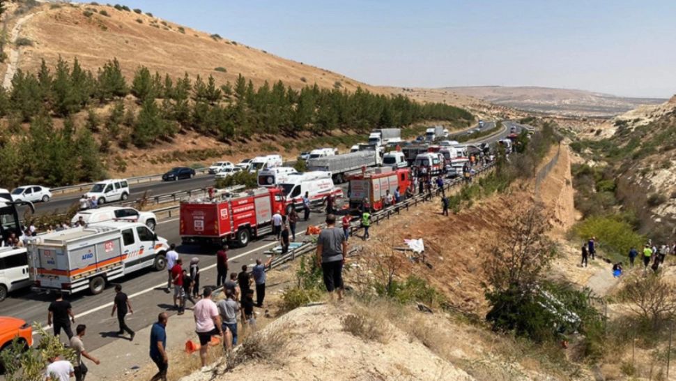 16 morți și 21 de răniți în urma unui accident rutier foarte grav - Printre cei morți se numără și doi jurnaliști cunoscuți