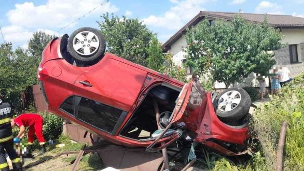 Accident spectaculos în Giurgiu - O mașină s-a înfipt în stâlpul unui gard - Șoferul și o pasageră au scăpat ca prin minune cu viață