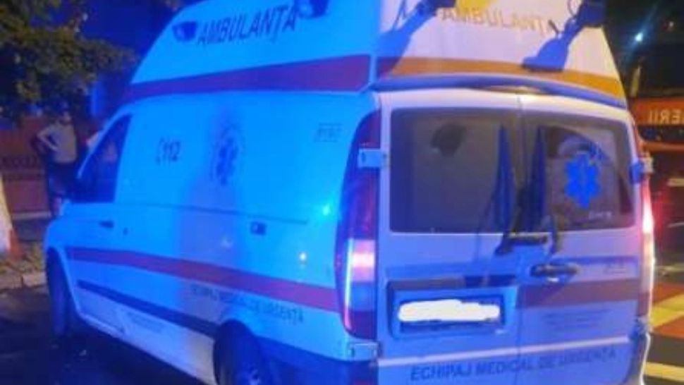 Ambulanţă implicată într-un accident, în Buzău - Două persoane, rănite  