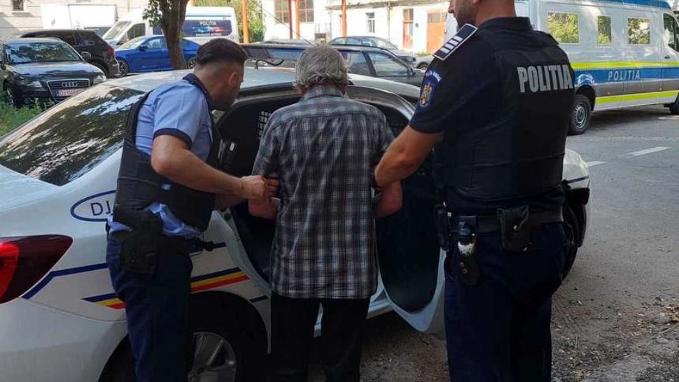 Un bărbat de 71 de ani din Craiova, arestat preventiv după ce a agresat sexual o fată de doar cinci ani