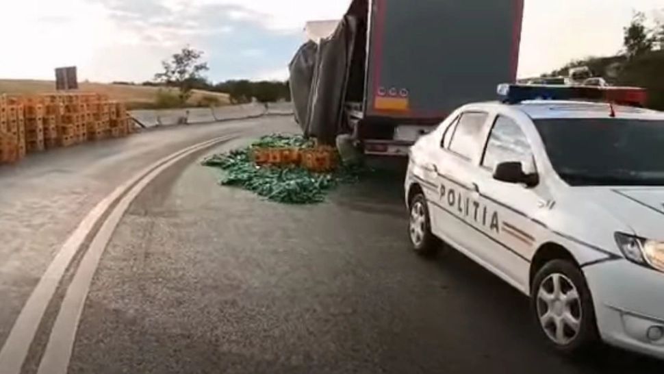 VIDEO | Șanț cu bere, într-o localitate din județul Olt. Un camion plin cu lăzi de bere s-a răsturnat