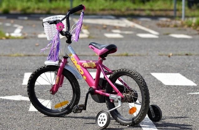 Mamă cu 3 copii mici, oprită de poliție să fie amendată pentru că mergeau cu bicicletele pe trotuar: "Pe stradă nici eu nu prea mai am curaj"