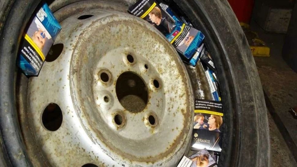 Captură impresioantă în Dolj. Ţigări de contrabandă ascunse la roata de rezervă a unui microbuz