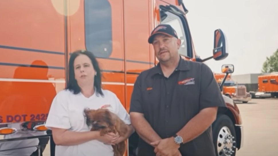 VIAȚA în TIR - Cum trăiesc doi americani în camion, în condiții de LUX pe 4 roți - VIDEO