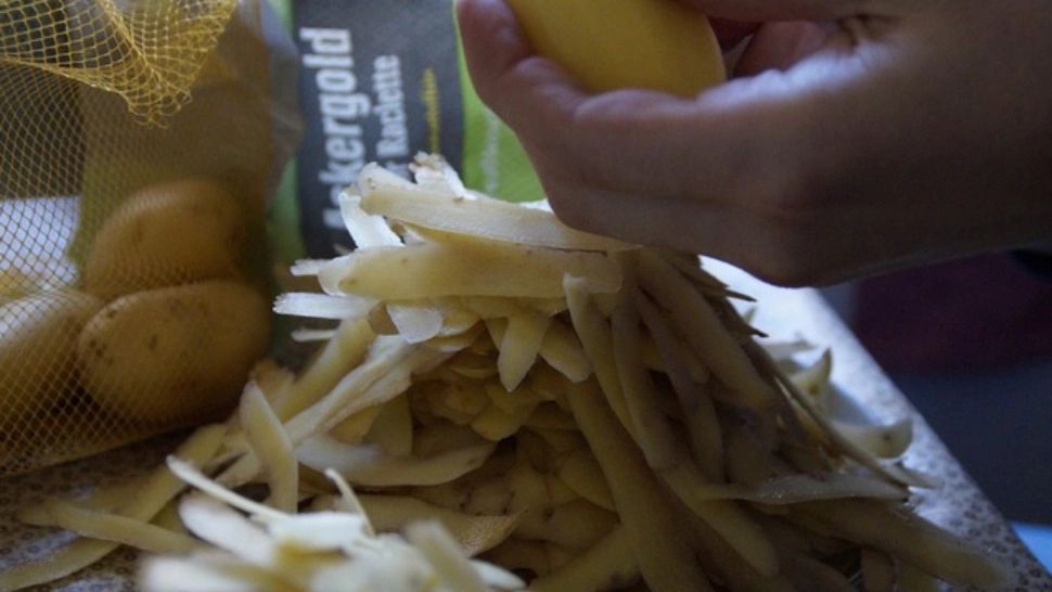 A tocat un cartof mărunt şi l-a pus într-un borcan, apoi a turnat oţet. Rezultatul a uimit!