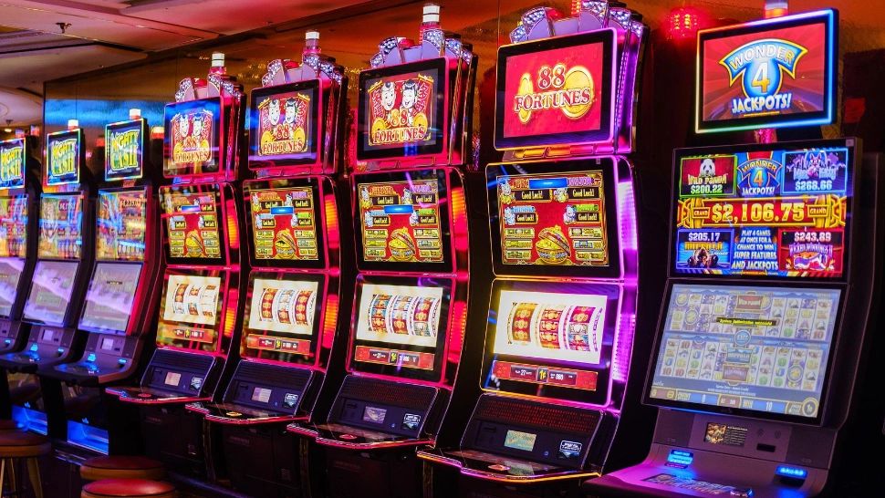 Tineri reţinuţi după ce au încercat să jefuiască o sală de jocuri de noroc din Craiova