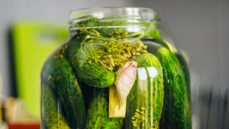 Ingredientul special cu care trebuie să înlocuiești zahărul în castraveții murați: vor ieși delicioși!