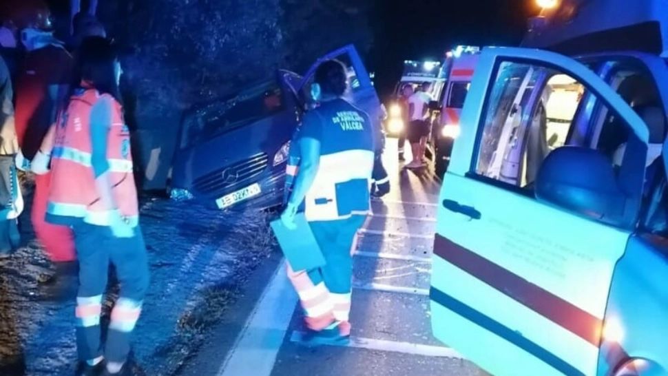 Un microbuz cu 6 persoane, între care 2 copii, s-a răsturnat în Vâlcea - FOTO
