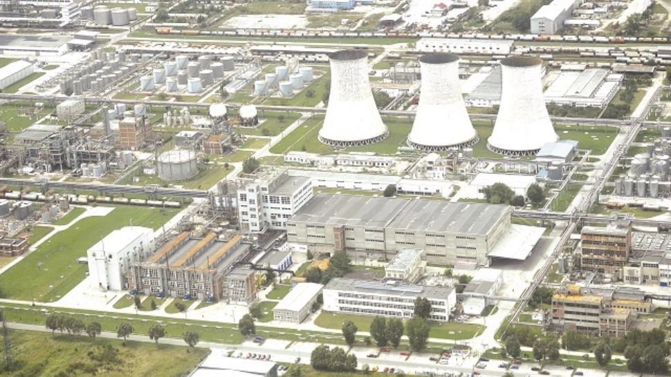 Cel mai mare combinat chimic din România OPREȘTE parțial activitatea. Salariații, plătiți cu 75%