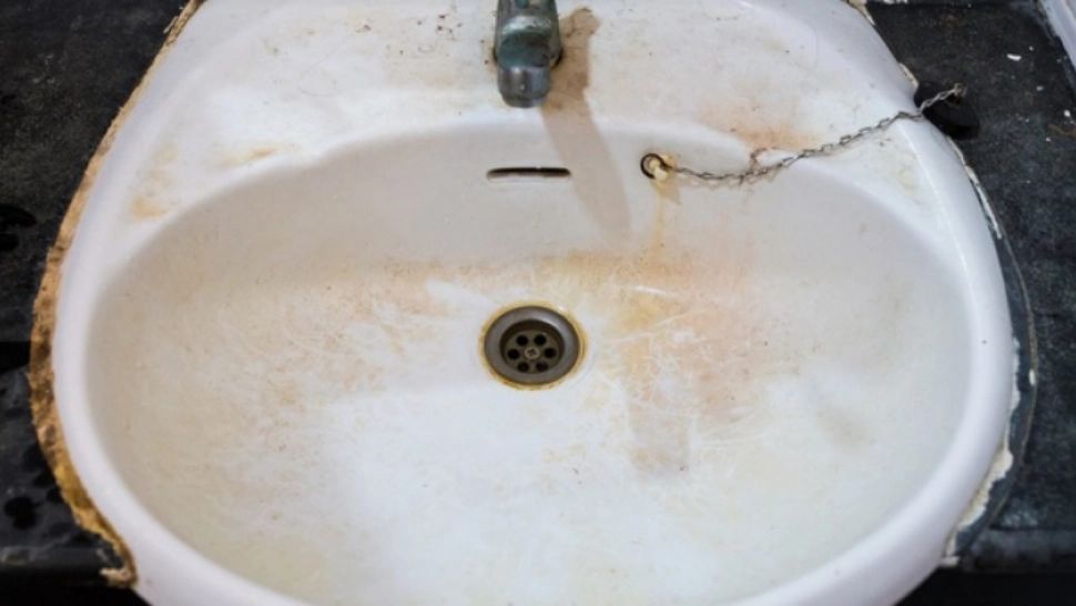 Cea mai simplă metodă de a curăţa petele de RUGINĂ din baie