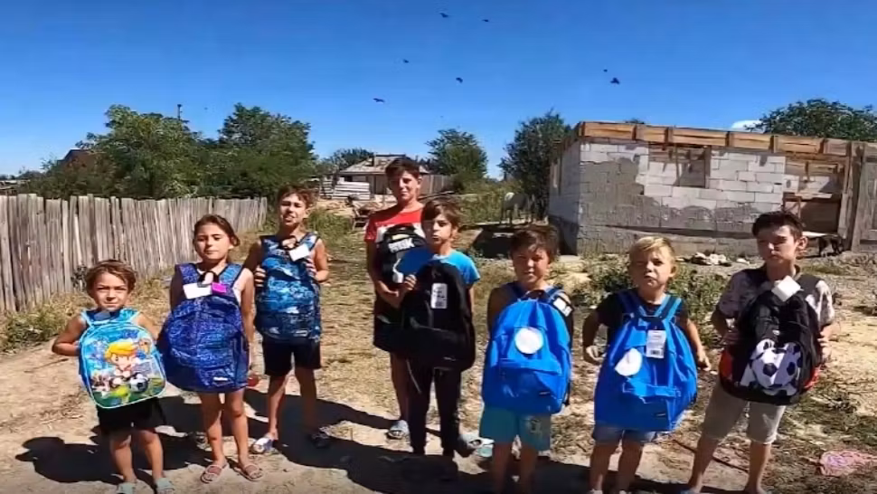 Povestea emoționantă a copiilor care își doresc să învețe, dar nu au rechizite