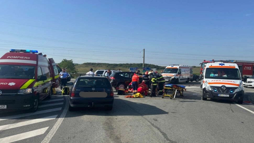 Carambol cu 3 mașini în Bistrița-Năsăud. Un mort și 6 răniți, dintre care un copil - A fost solicitat elicopterul SMURD - FOTO&VIDEO