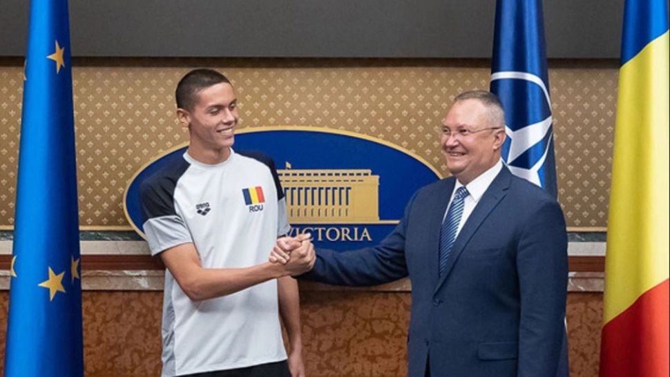 Nicolae Ciucă a felicitat echipa de aur a înotului românesc: „Patru tineri care au făcut ca simbolurile României să fie pe prima treaptă a podiumului”
