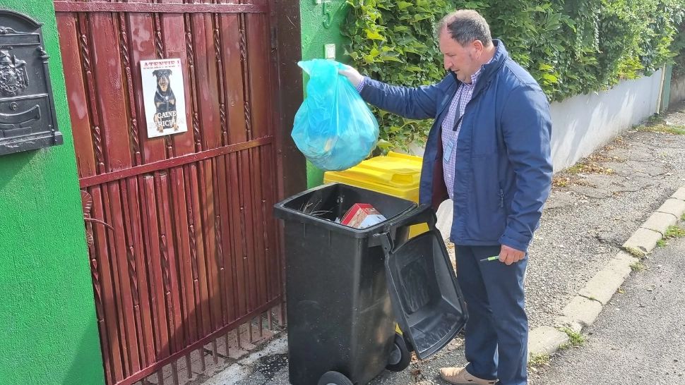 Românii care nu își sortează gunoiul din curte riscă amenzi usturătoare