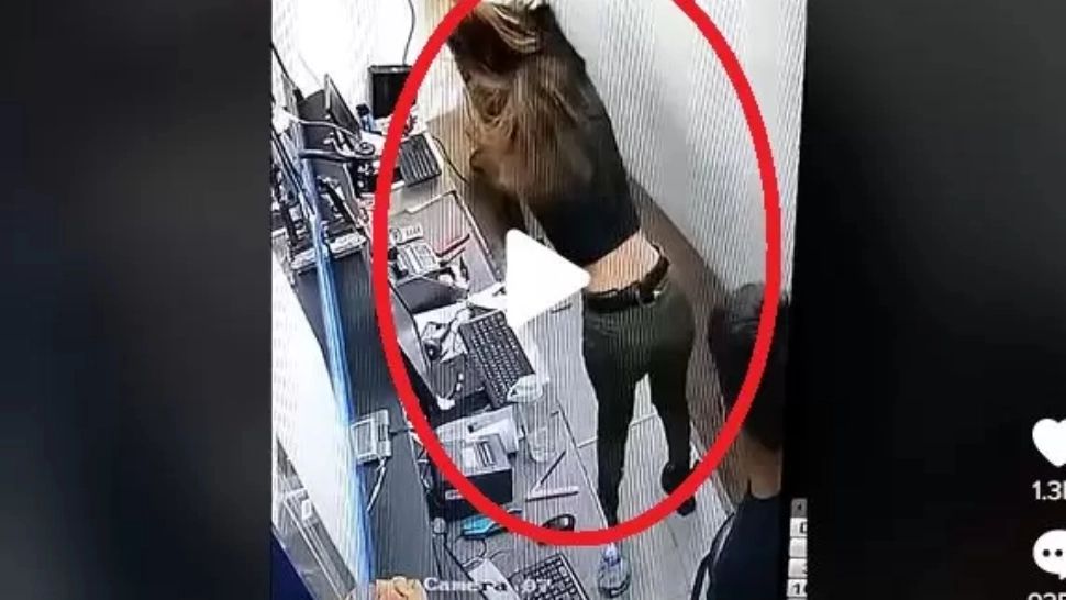 VIDEO – Colega de birou a început să se dezbrace și să țipe, reacția bărbatului a stârnit râsetele tuturor