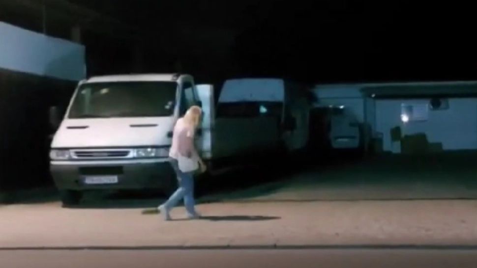 O tânără care a consumat droguri, filmată în timp ce cade pe stradă - VIDEO