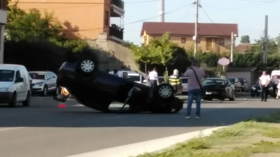 Carambol cu 3 mașini în Constanța. Unul dintre autoturismele implicate s-a răsturnat - VIDEO