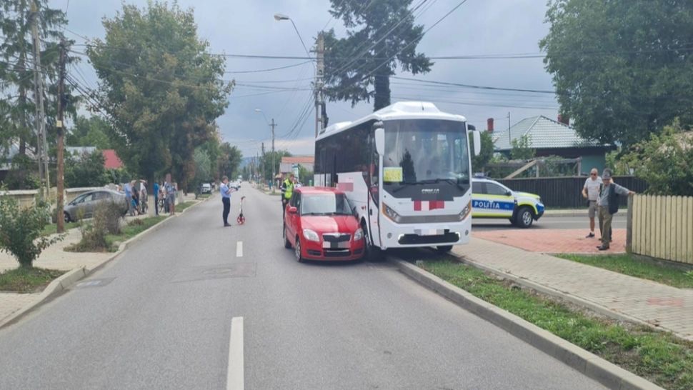 Impact între un autobuz în care se aflau 15 pasageri și un autoturism, în municipiul Roman! O persoană a ajuns la spital
