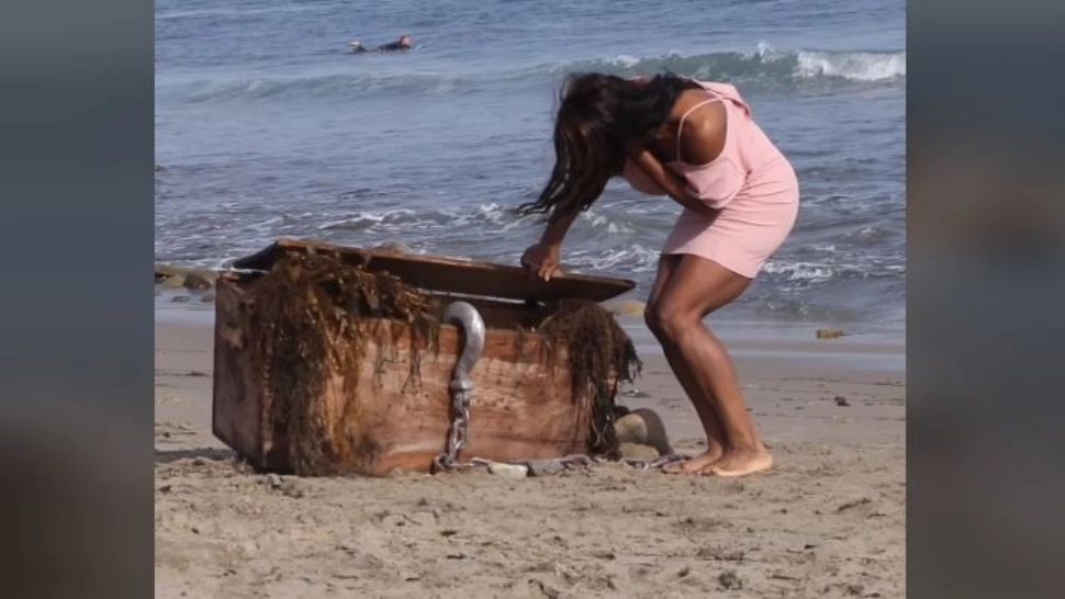 VIDEO – O tânără a văzut un cufăr naufragiat pe plajă și a ridicat capacul să vadă ce e înăuntru – Șoc uriaș