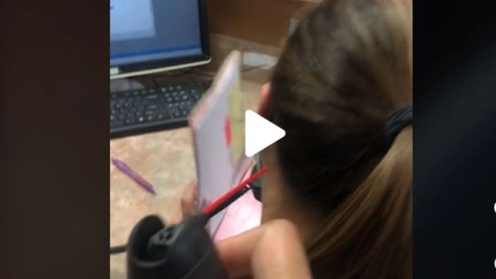 VIDEO – Glumă stupidă a unui coleg de birou – A venit prin spatele ei și i-a făcut asta – A fost aproape de un infarct