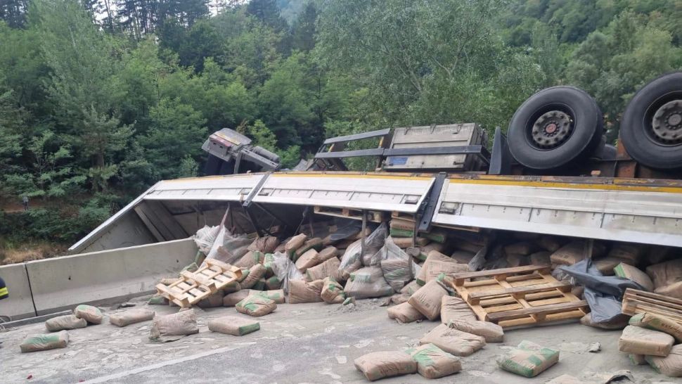 Accident cu 2 victime pe Defileul Jiului, după ce un TIR s-a răsturnat - Circulaţie blocată - FOTO 