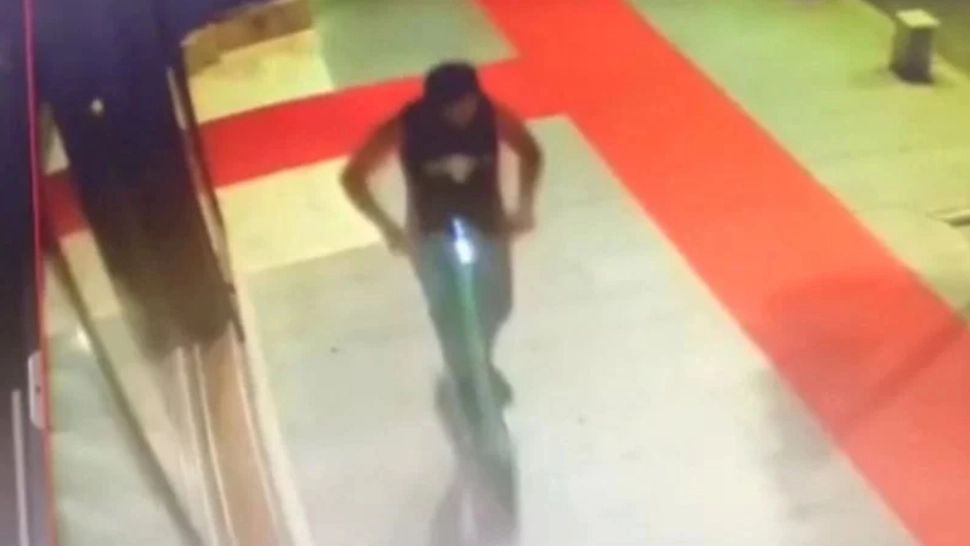 Poliția l-a prins pe bărbatul care a înțepat 2 femei în centrul Capitalei, de pe trotinetă - FILMUL atacului