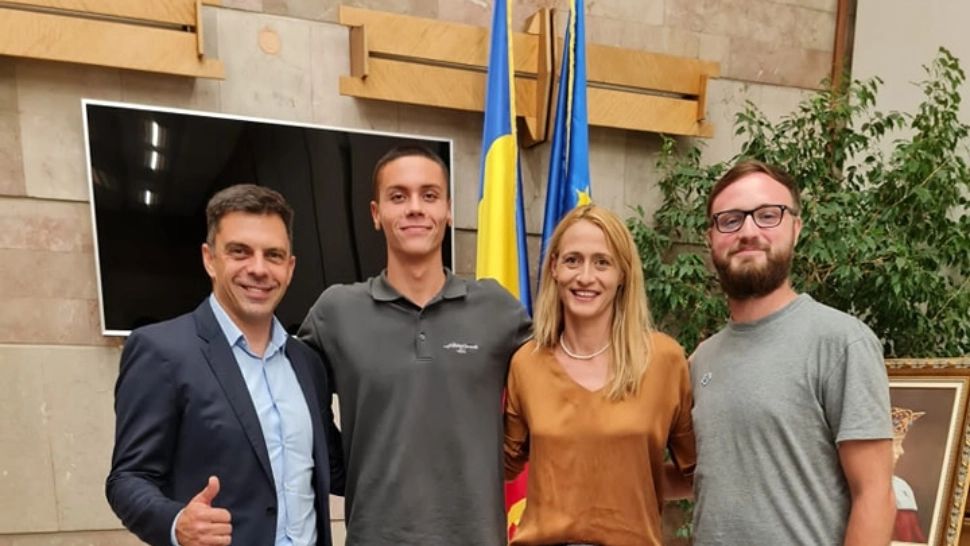 Eduard Novak l-a așteptat la aeroport pe David Popovici. Nu se știe dacă a fost invitat oficial, așa cum a cerut 