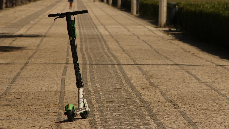 Femeie condamnată la închisoare și amendată cu peste 8.000 de euro, după ce a condus beată o trotinetă 