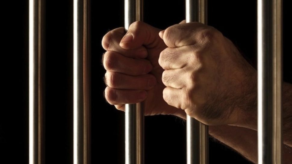 Dragoste după gratii: O angajată din penitenciar s-a îndrăgostit de un interlop periculos. A fost părăsită şi vrea să revină la muncă