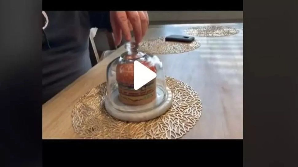 VIDEO – Cum arată după 20 de ani un hamburger de la McDonalds – Imaginile sunt fabuloase