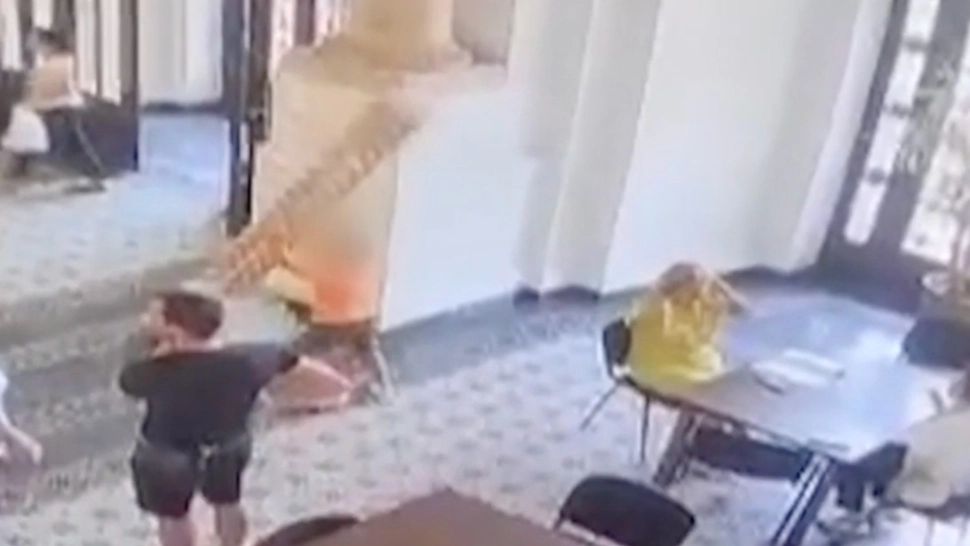 Copilul rănit de o coloană decorativă în holul Primăriei Capitalei a fost externat din spital - Care e starea lui