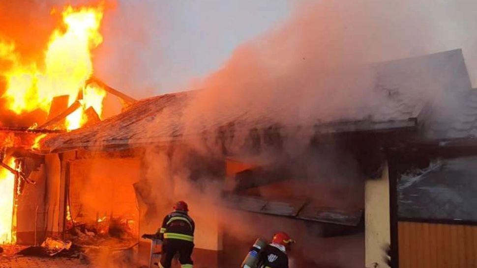 Incendiu puternic în Suceava. Un atelier de mobilă a ars ca o torță