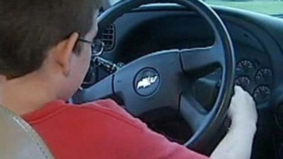 Un tată inconștient și-a pus copilul de 10 ani la volan - FOTO