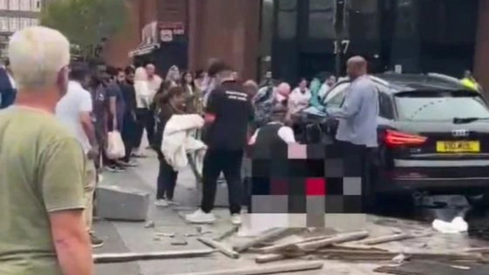 Un bărbat a intrat cu mașina într-un grup de oameni - Cel puțin 5 victime - VIDEO 