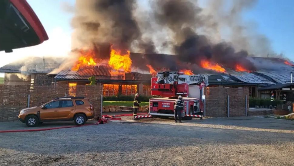INCENDIU uriaș la un restaurant din Turda. Pompierii intervin cu 5 autospeciale și o autoscară