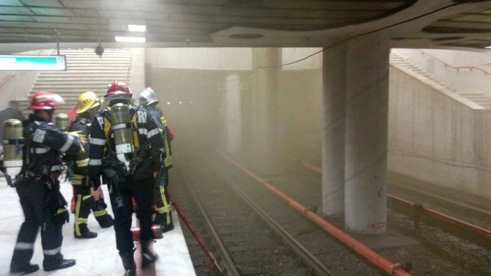 INCENDIU la metrou: FOC la o stație din Capitală - Persoanele aflate în vagoane au fost EVACUATE