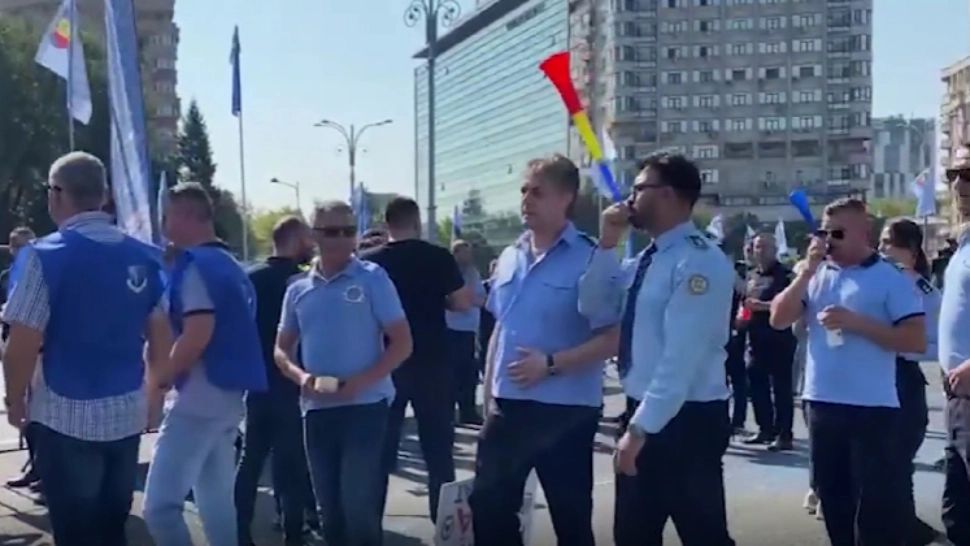 Măsurilor de austeritate anunțate de Coaliție îi scot în stradă pe angajații din penitenciare! Protest masiv în fața sediilor PSD și PNL