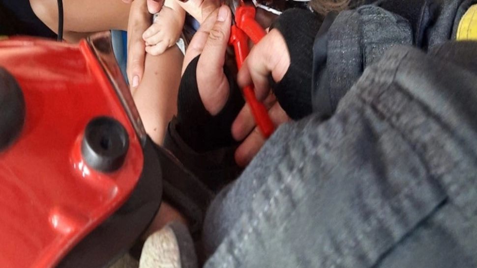 Accident casnic teribil: un copil de doar 3 ani și-a prins mâna într-un tocător electric