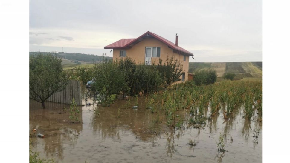Furtuna a făcut prăpăd în Vaslui: drumuri și gospodării inundate - VIDEO